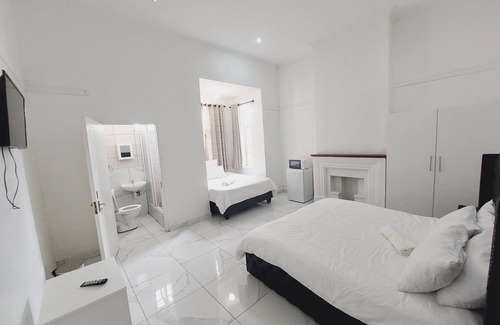 Port Elizabeth Central House | De Dreamz Guesthouse