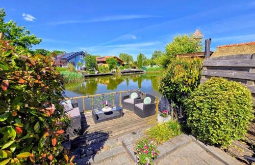 Sint-Annaland Ski Chalet | De Poort van Zeeland aan het water met jacuzzi