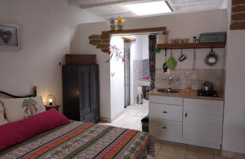 Westkapelle Apartment | DE TUINKAMER Bed by the Sea