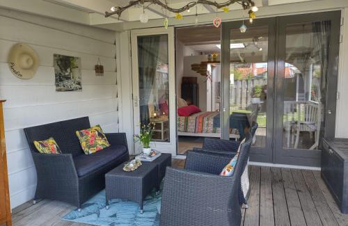 Westkapelle Apartment | DE TUINKAMER Bed by the Sea