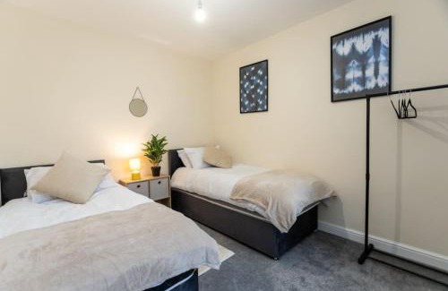 Swindon House | Deacon Street-3 Bedroom, Sleeps 7, Long Stay Disc, Parking