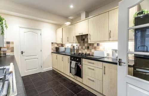 Swindon House | Deacon Street-3 Bedroom, Sleeps 7, Long Stay Disc, Parking