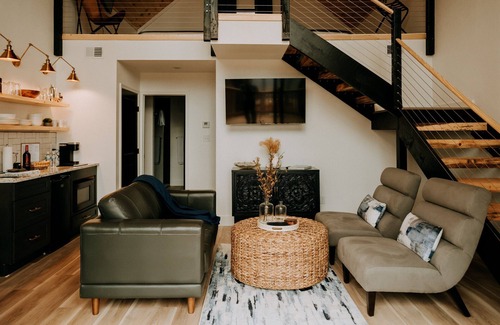 Gatlinburg - Pigeon Forge Cottage | Deals + Night Views of Pigeon Forge + Modern Cottage!