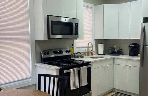 Dearborn Apartment | Dearborn #1 Modern and Cozy 1-bedroom apartment with WiFi, AC, Henry Ford Museum