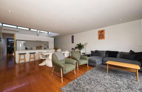 Anglesea House | Debonair Townhouse - 150 metres to beach