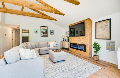 Pocono Lake House | Deck and Community Perks Bright Pocono Lake Home!