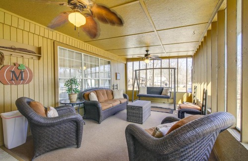 Tunica House | Deck and Fire Pit! Cabin Half-Mi to Tunica Lake
