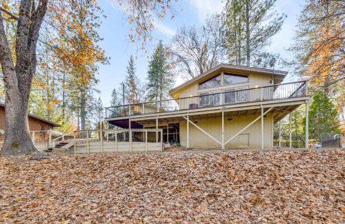 Groveland House | Deck and Fire Pit Pine Mountain Lake Getaway!