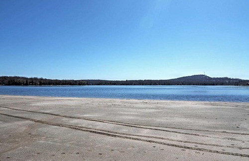 Pocono Lake House | Deck and Resort Amenities Arrowhead Lake Home!