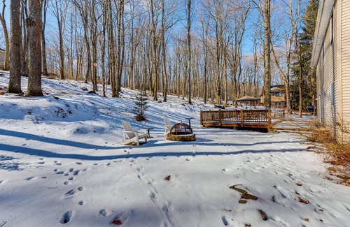Pocono Lake Cottage | Deck, Fire Pit & Grill: Spacious Pocono Lake Gem