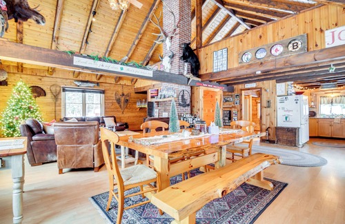 Pittsburg Cabin | Deck & Fire Pit: Secluded Cabin Near Lake Francis!