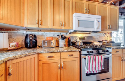 Pittsburg Cabin | Deck & Fire Pit: Secluded Cabin Near Lake Francis!