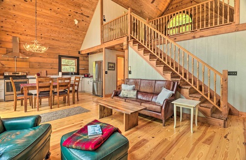 Lynn Cabin | Deck + Game Room: Lakefront Landrum Cabin!