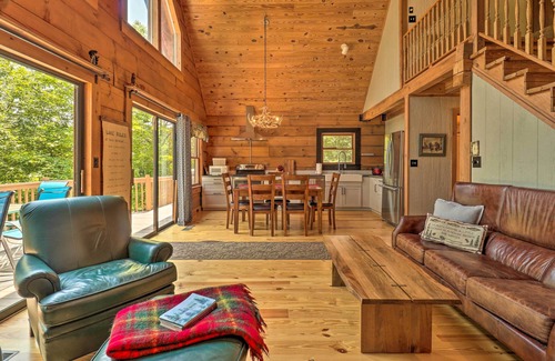 Lynn Cabin | Deck + Game Room: Lakefront Landrum Cabin!