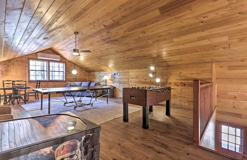Pine House | Deck, Games and Fire Pit Modern Pine Cabin!