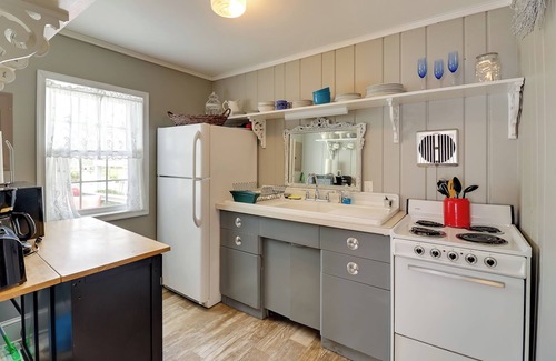Long Neck Cottage | Deck & Indian River Bay Views: Coastal Cottage