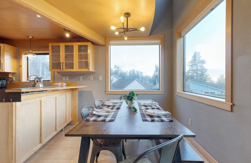 Coupeville House | Deck Views, Fire Pit, Pool, 3 Mins to Beach | Madrona Tree Retreat by AvantStay