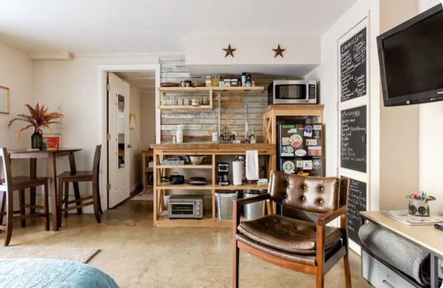 Kenilworth Apartment | DECREASED RATE new VRBO listing: Cozy studio DOWNTOWN with garden&mountain views