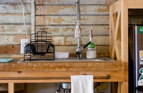 Kenilworth Apartment | DECREASED RATE new VRBO listing: Cozy studio DOWNTOWN with garden&mountain views