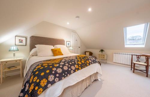 Higham House | Dedham Vale Cottage with Swimming Pool - Yew Tree Barn