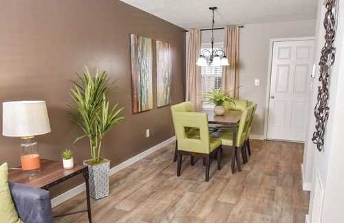Fingerville House | ✯Dedicated Workspace✯20min→BMW✯King Bed✯3 TVs