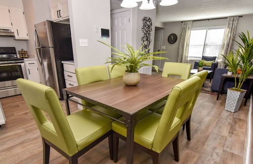 Fingerville House | ✯Dedicated Workspace✯20min→BMW✯King Bed✯3 TVs
