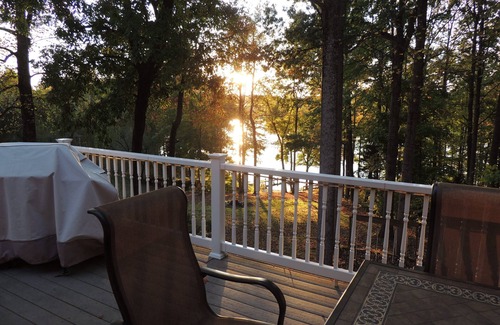 Livingston House | Deep water dock-4 bedroom house on public side of the lake
