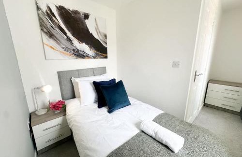 Stockton-on-Tees House | Deepdale House by Blue Skies Stays