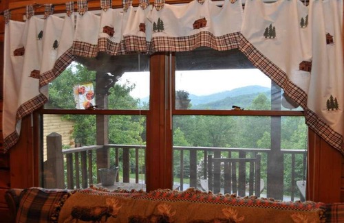 Waynesville Cabin | Deer Country Vacation Cabins #1 - Long Range View, Dogs Friendly