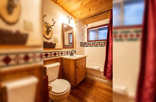 Twin Peaks Hotel | Deer Creek - Two-Bedroom | Three Beds | One Bathroom | Sleeps Five