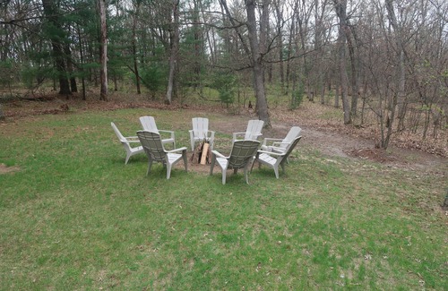 Mauston House | Deer Grove Cottage 25 min to Dells-Fire Pit Dogs Allowed