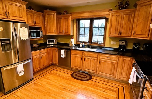 Jay House | Deer Haven Lodge on 16 acres with mountain views and fireplace