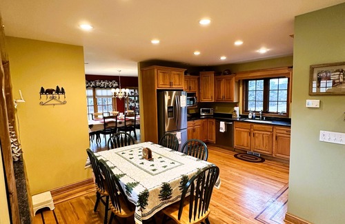 Jay House | Deer Haven Lodge on 16 acres with mountain views and fireplace