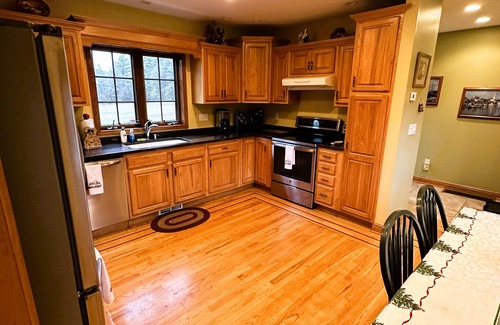 Jay House | Deer Haven Lodge on 16 acres with mountain views and fireplace