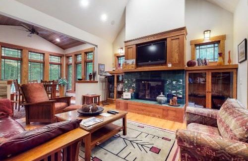 Glen Arbor House | Deer Park 19 - 'Inn the Oaks'
