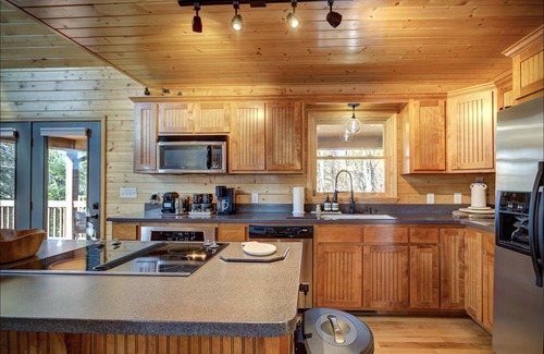 Piney Creek Cabin | Deer Run Lodge, Cozy and luxurious Cabin in the woods.
