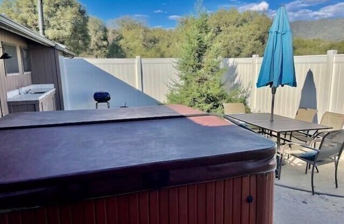 Ahwahnee House | Deer Suite/Hot Tub/Game Room/Sleeps 2