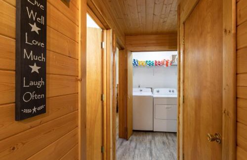 Island Park House | Deer View by KABINO Hot Tub Fire Pit Garage Roku WiFi Grill Fireplace