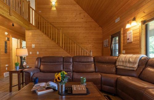 Island Park House | Deer View by KABINO Hot Tub Fire Pit Garage Roku WiFi Grill Fireplace