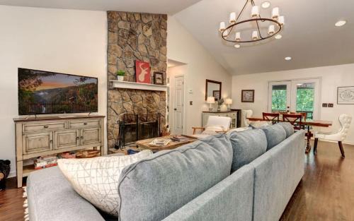 Big Canoe House | Deer View Retreat - Ramp to Home Wood-Burning Fireplace Netflix Ping Pong