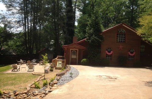 Helen Cabin | Deerfield Cabin Location, Location, Location! Best in Downtown Helen!