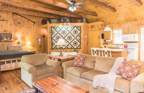Lexington Cottage | Deerfield Honeymoon Cottage at Autumn Ridge