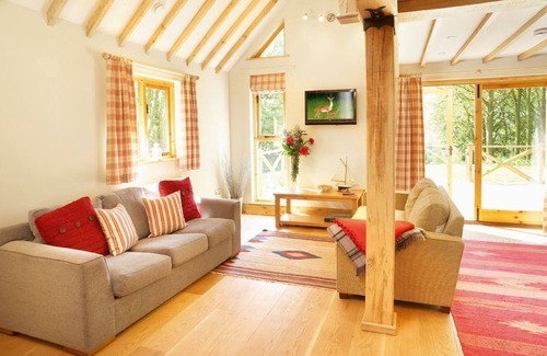 Ashby-de-la-Zouch Cabin | Deerpark Lodge sleeps six people and is perfect for a quiet getaway. Dog-friendly.