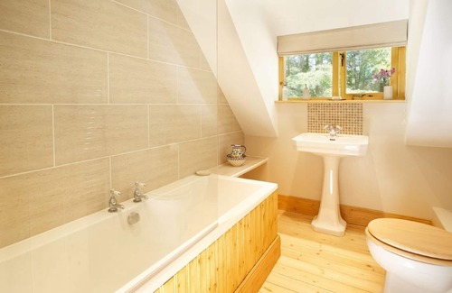 Ashby-de-la-Zouch Cabin | Deerpark Lodge sleeps six people and is perfect for a quiet getaway. Dog-friendly.