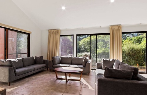 Kalimna House | Deja Views - Large House with external studio apartments with water views
