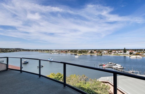 Kalimna House | Deja Views - Large House with external studio apartments with water views