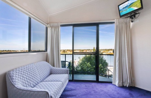 Kalimna Apartment | Deja Views Studio - Cosy studio apartment with water views perfect for couples