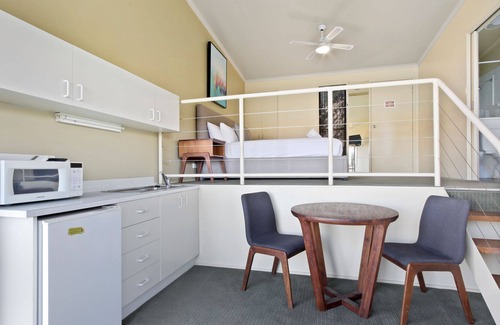 Kalimna Apartment | Deja Views Studio - Cosy studio apartment with water views perfect for couples