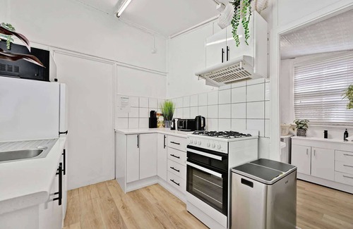 Bathurst Apartment | Dejorja Studio - CBD, Eclectic Retreat for 2