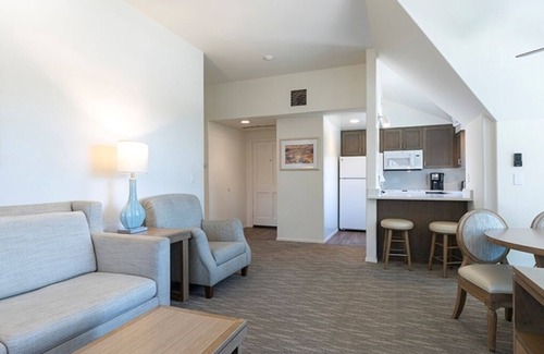 Del Mar Hotel | Del Mar Dream Oasis! Full Kitchen, Swimming Pool, Free Parking, Beachfront!